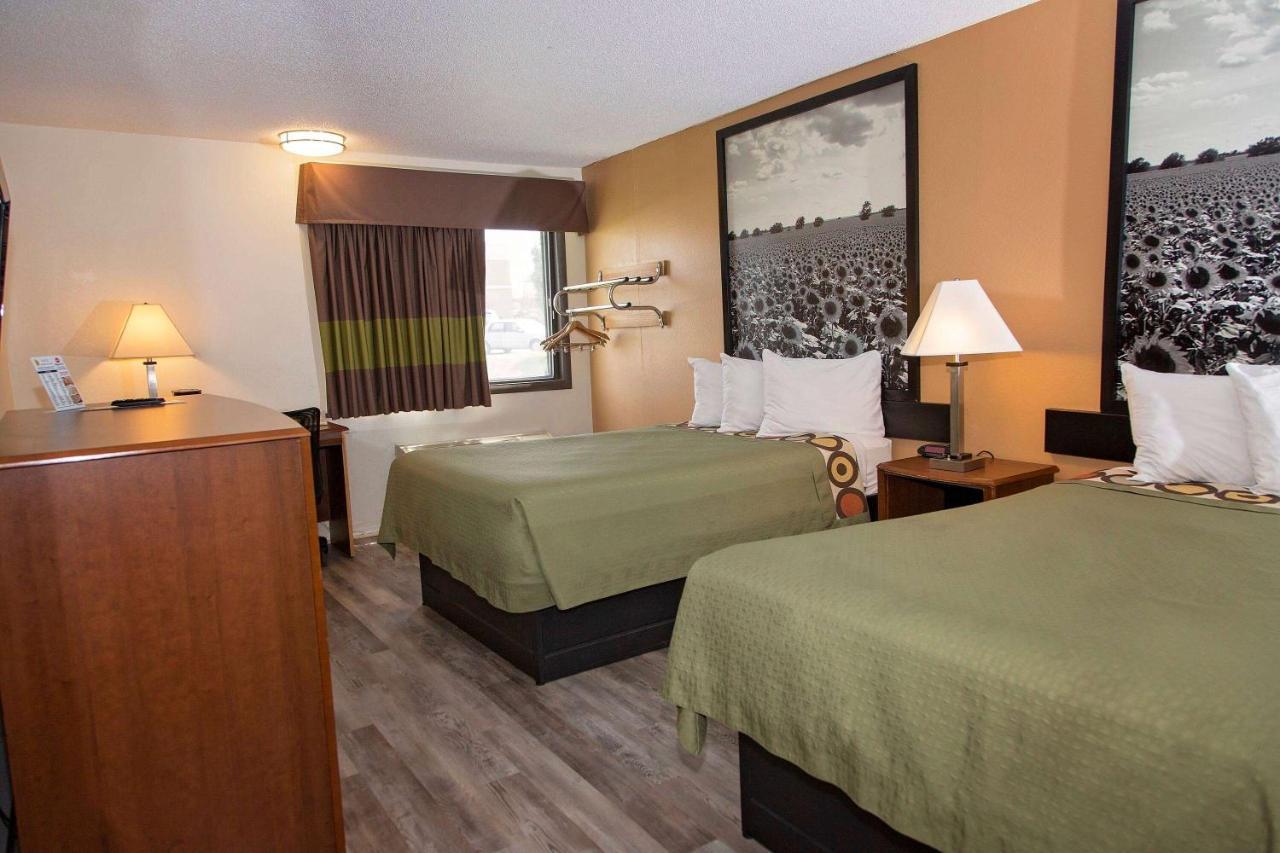 Hotel Super 8 By Wyndham Concordia Esterno foto